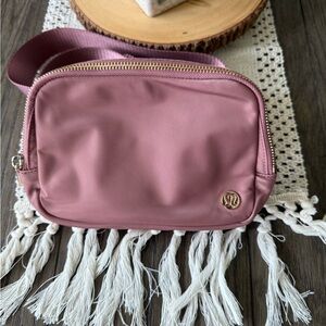 Lululemon Everywhere belt bag - spiced chai with gold metal hardware